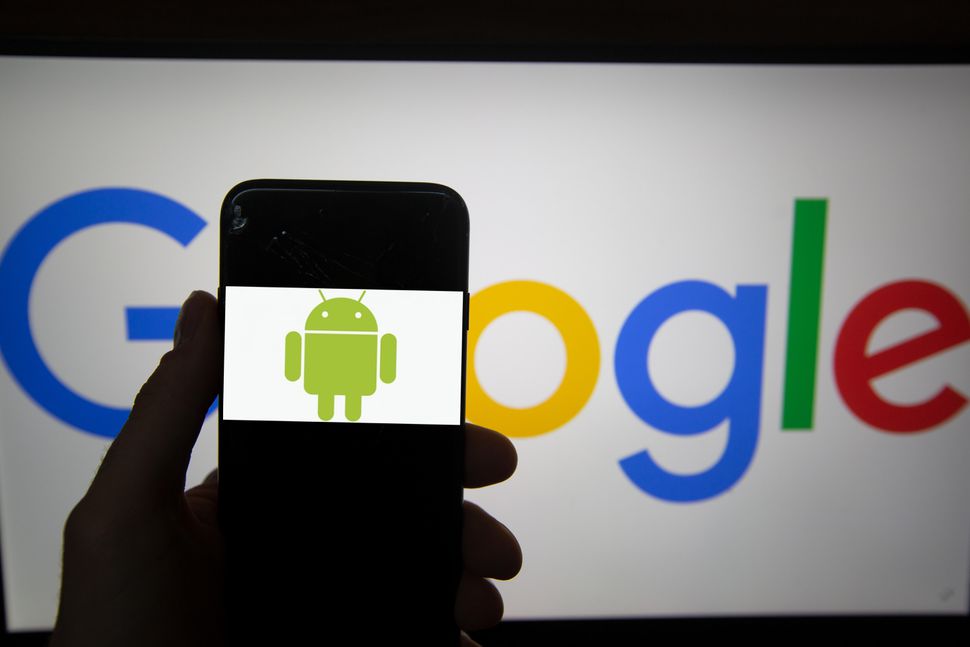 A mobile phone shows the Android logo in front of a computer monitor showing the Google logo.